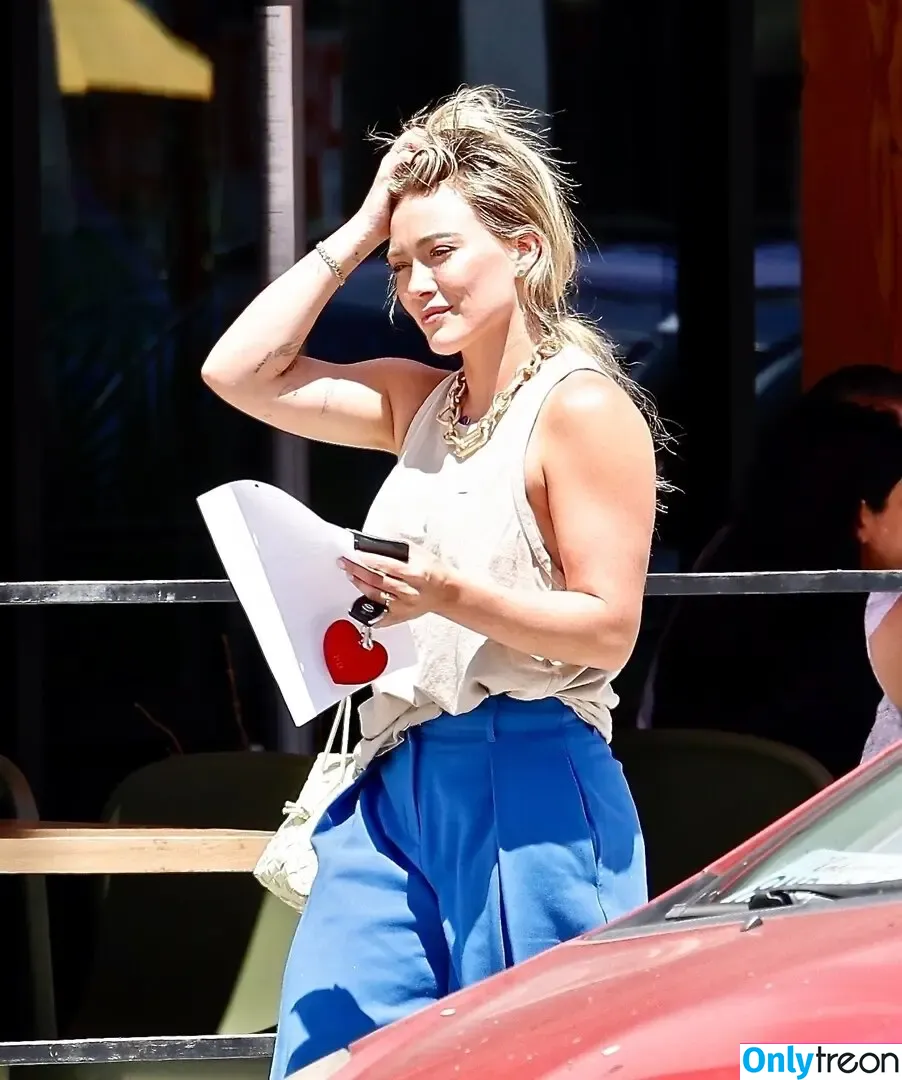 Hilary Duff nude photo #0389 (hilaryduff / kylanharv)