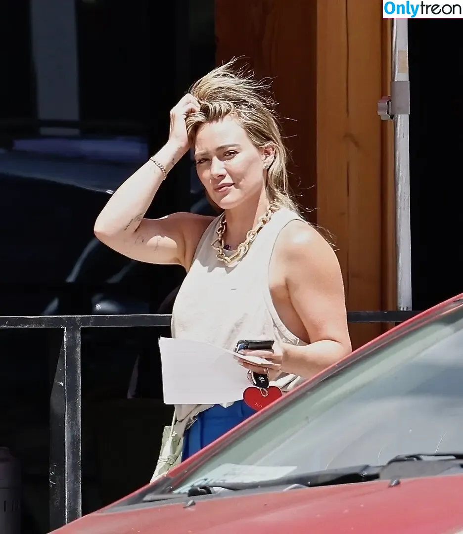 Hilary Duff nude photo #0391 (hilaryduff / kylanharv)