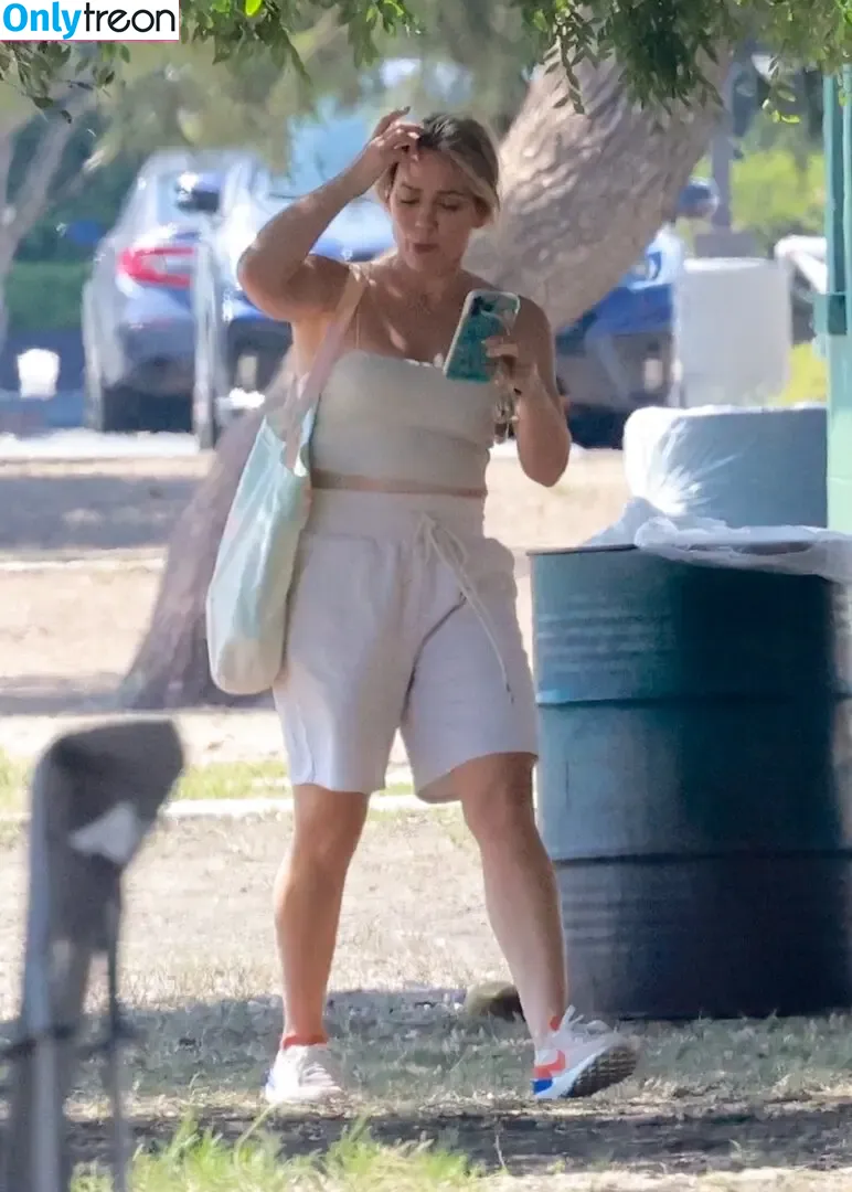 Hilary Duff nude photo #0457 (hilaryduff / kylanharv)