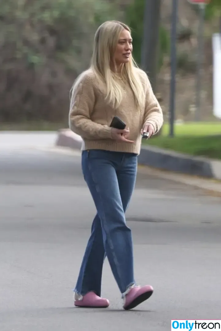 Hilary Duff nude photo #0529 (hilaryduff / kylanharv)