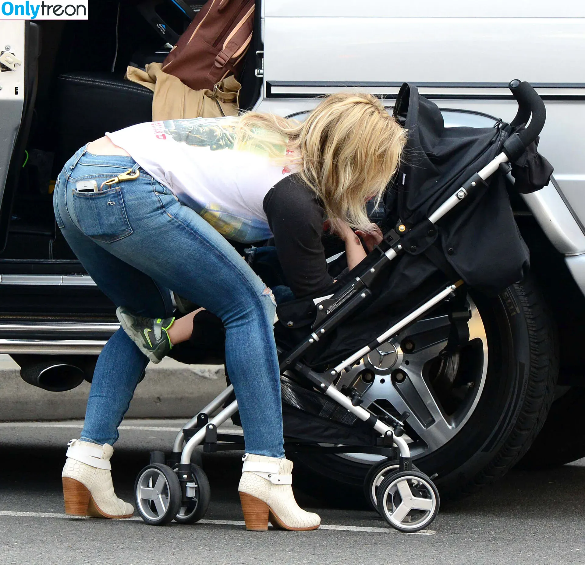 Hillary Duff nude photo #0049 (hilaryduff)