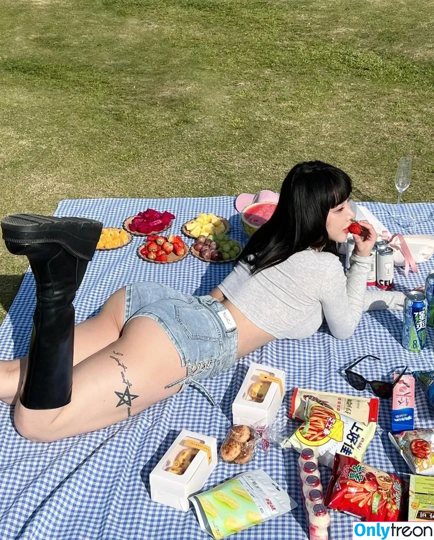 Hitomi Songyuxin nude photo #0027 (Lindsay78690789 / i_am_hitomi_1994)