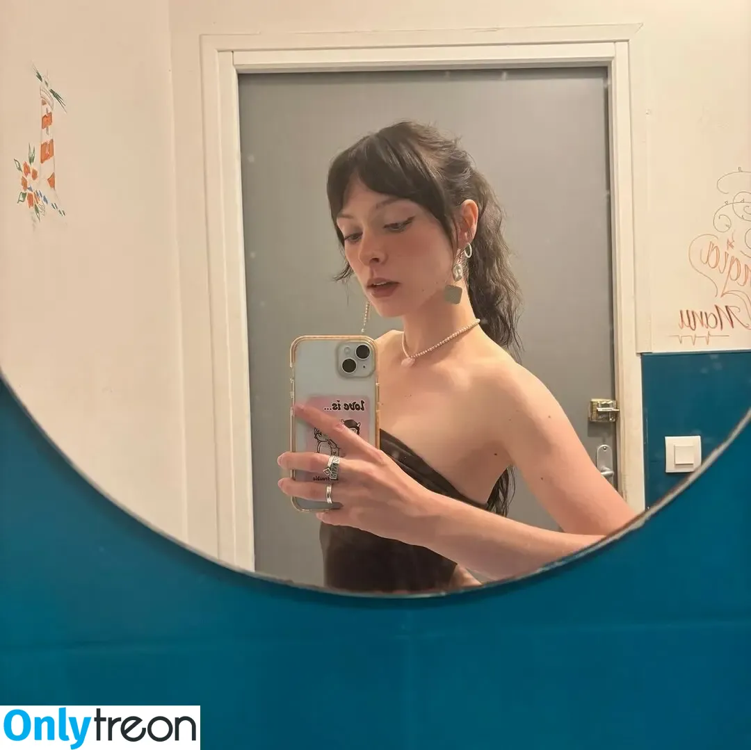 Holly Humberstone nude photo #0026 (hollyhumberstone)