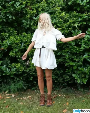 Holly Willoughby / hollywilloughby nude photo #0679