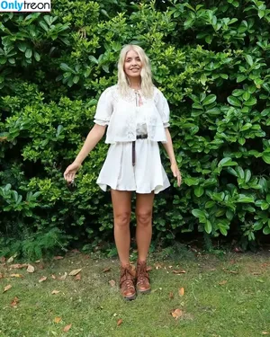 Holly Willoughby / hollywilloughby nude photo #0680