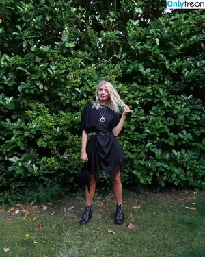 Holly Willoughby / hollywilloughby nude photo #0682