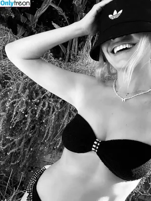 Holly Willoughby / hollywilloughby nude photo #0692