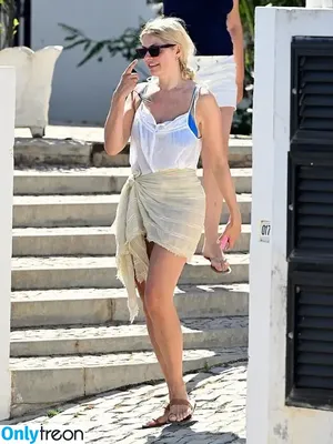 Holly Willoughby / hollywilloughby nude photo #0694