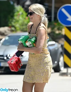 Holly Willoughby / hollywilloughby nude photo #0712