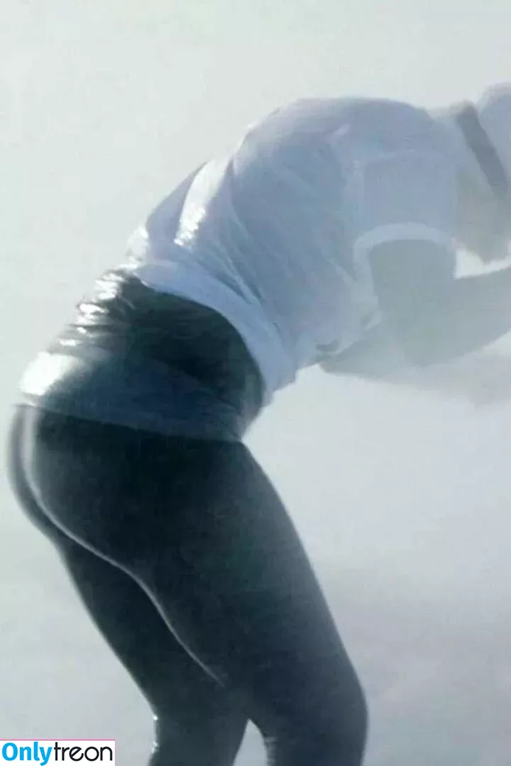 Holly Willoughby nude photo #0459 (hollywilloughby)