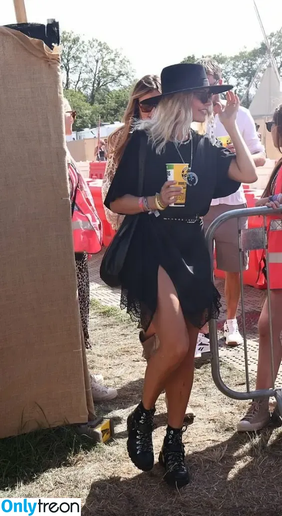 Holly Willoughby nude photo #0677 (hollywilloughby)