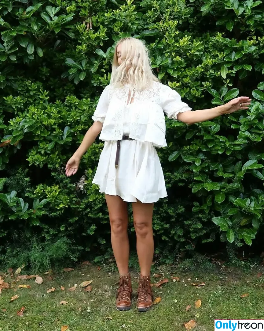 Holly Willoughby nude photo #0679 (hollywilloughby)