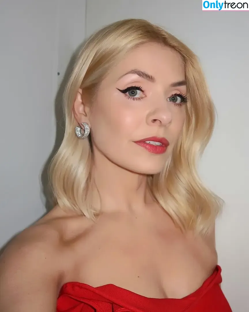 Holly Willoughby nude photo #0685 (hollywilloughby)