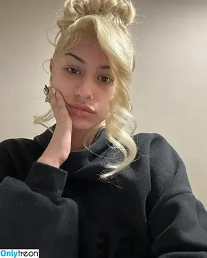 Hollynbanks nude photo #0001