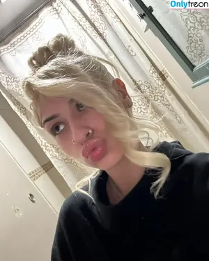 Hollynbanks nude photo #0002