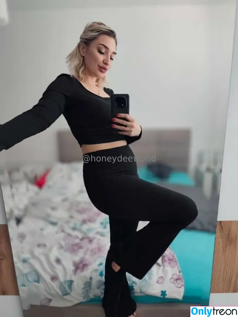 honeydeeworld nude photo #0043 (honeys_world_)