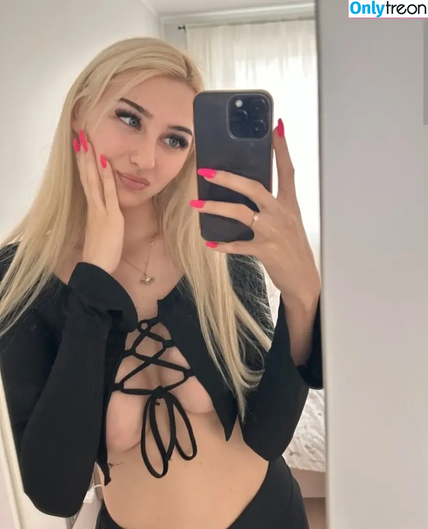 Hornysarah nude photo #0014 (Hornysarah)
