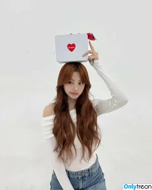 Huh Yunjin 허윤진 / LESSERAFIM / jenaissante nude photo #0007