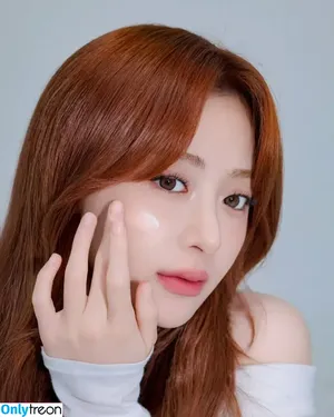 Huh Yunjin 허윤진 / LESSERAFIM / jenaissante nude photo #0011
