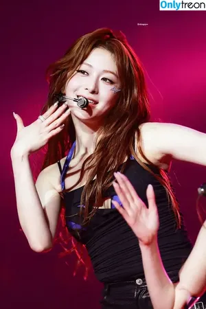 Huh Yunjin 허윤진 / LESSERAFIM / jenaissante nude photo #0033