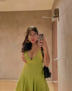 IiIjiggles / idali.guebara18 / jigglesssss / peachyidali nude photo #0006