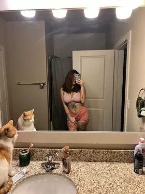 IiIjiggles / idali.guebara18 / jigglesssss / peachyidali nude photo #0091