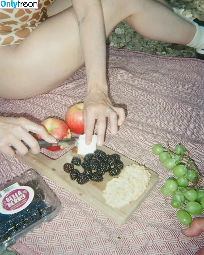 Ilana Glazer nude photo #0085 (ilana)