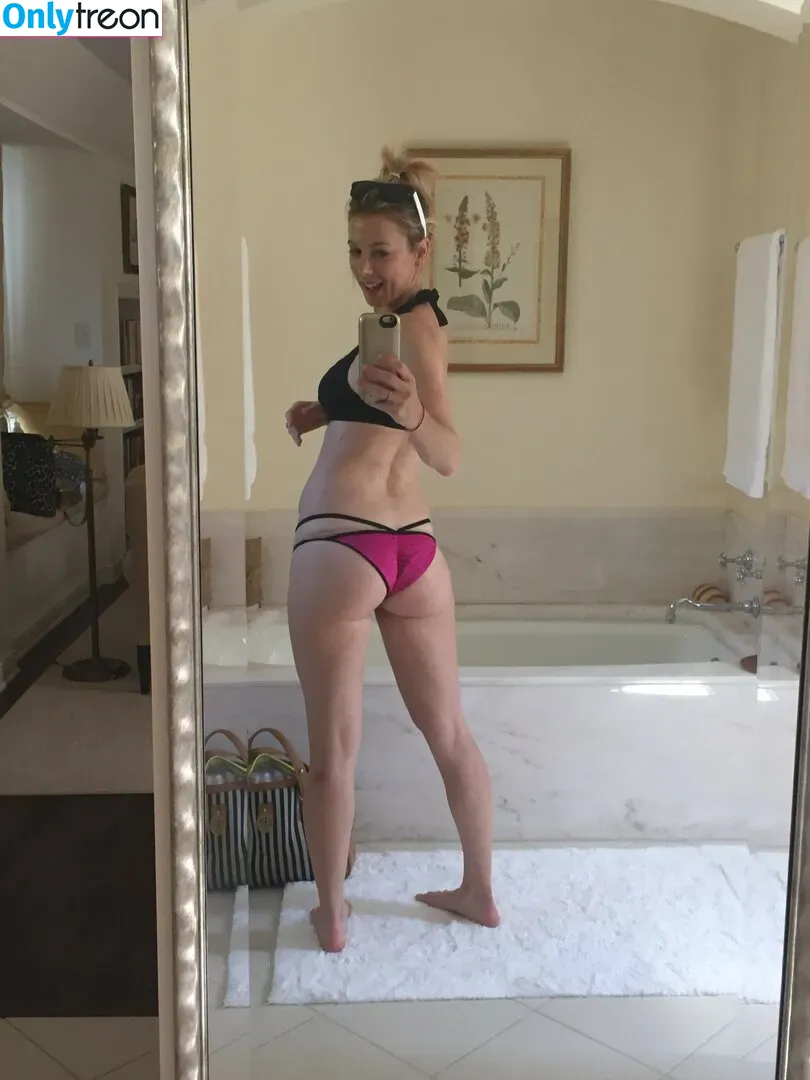 Iliza Shlesinger nude photo #0106 (ilizas)