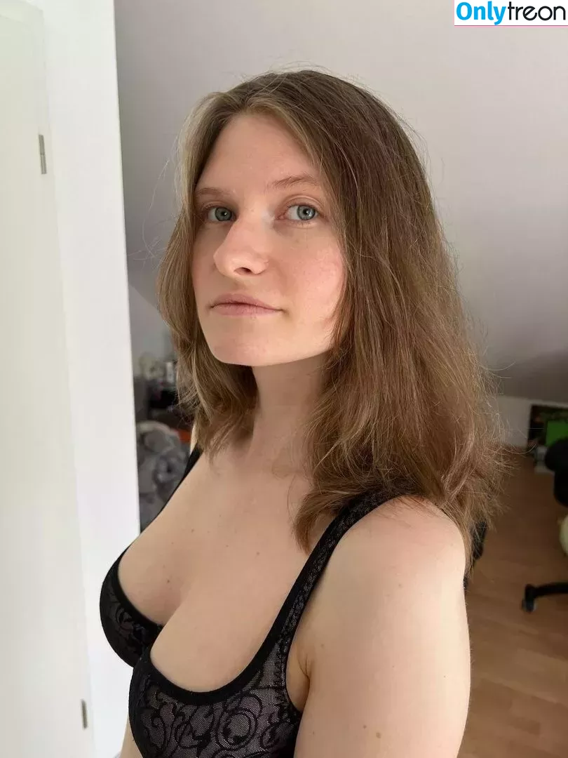 InaSilja nude photo #0009 (InaSilja)