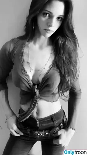 India Eisley / indiaeisley nude photo #0155