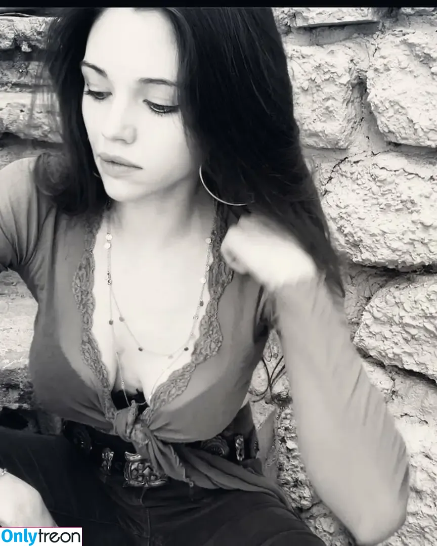 India Eisley nude photo #0156 (indiaeisley)