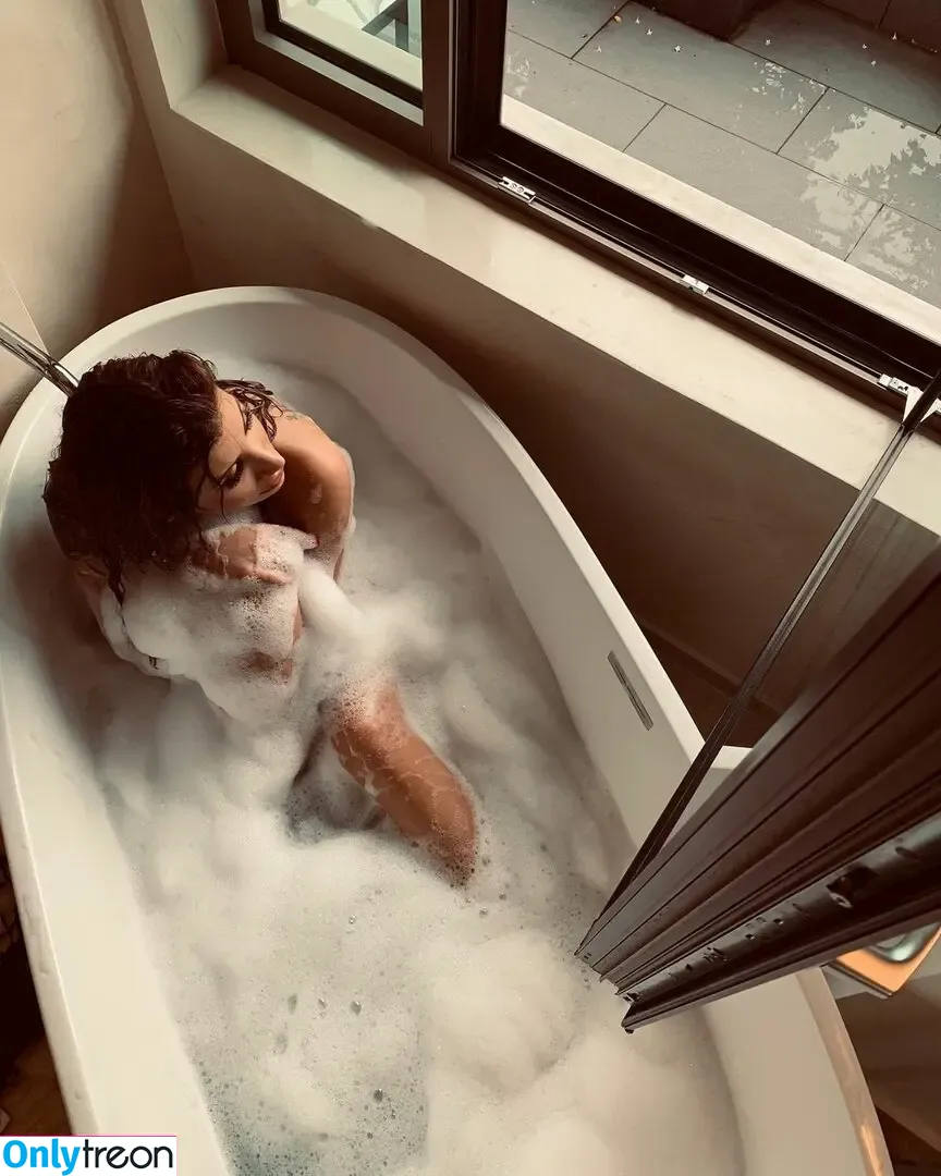 Irem Derici nude photo #0026 (iremderici)