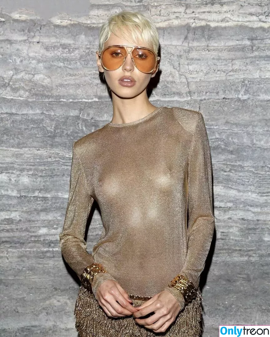 Iris Law nude photo #0033 (icelandicgirl69 / lirisaw)