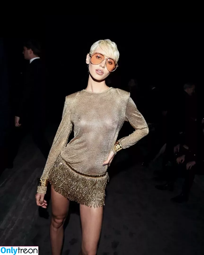 Iris Law nude photo #0035 (icelandicgirl69 / lirisaw)