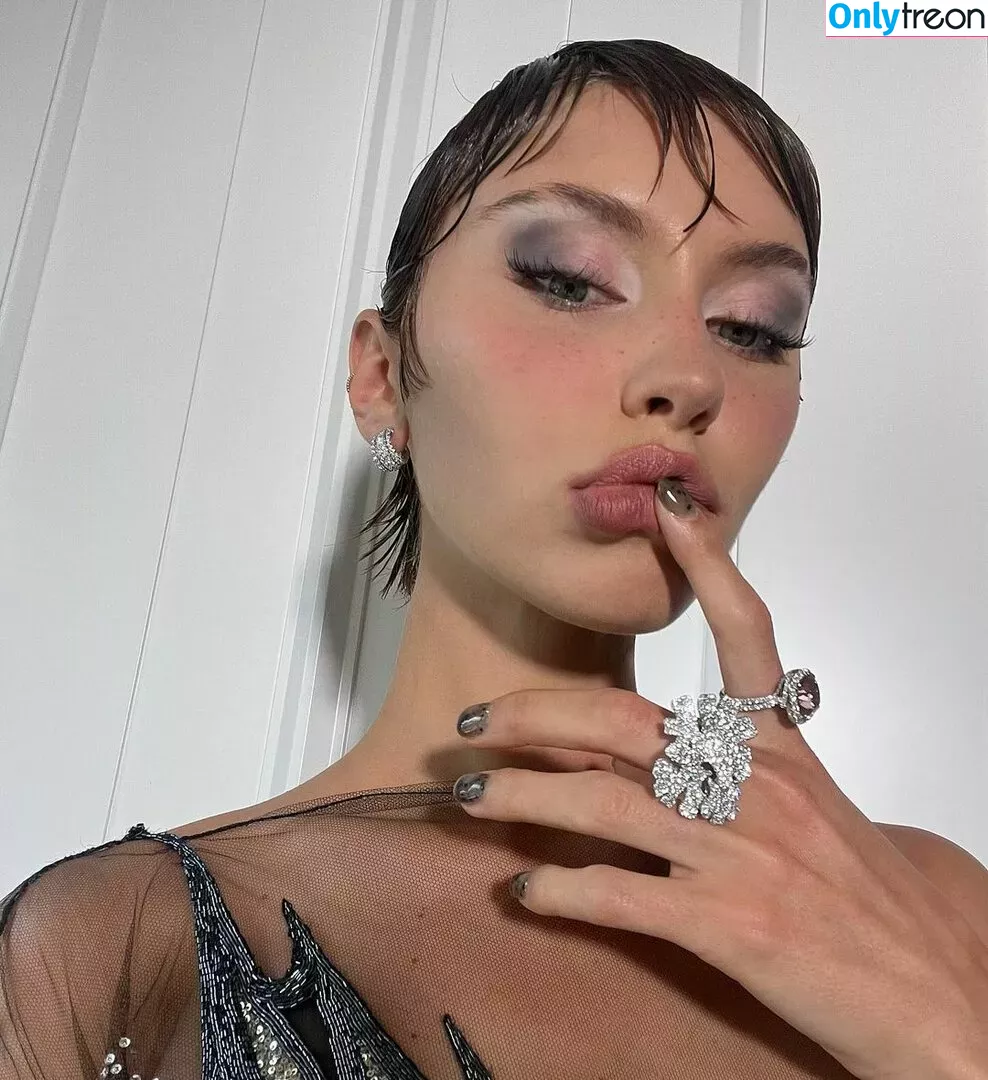 Iris Law nude photo #0039 (icelandicgirl69 / lirisaw)
