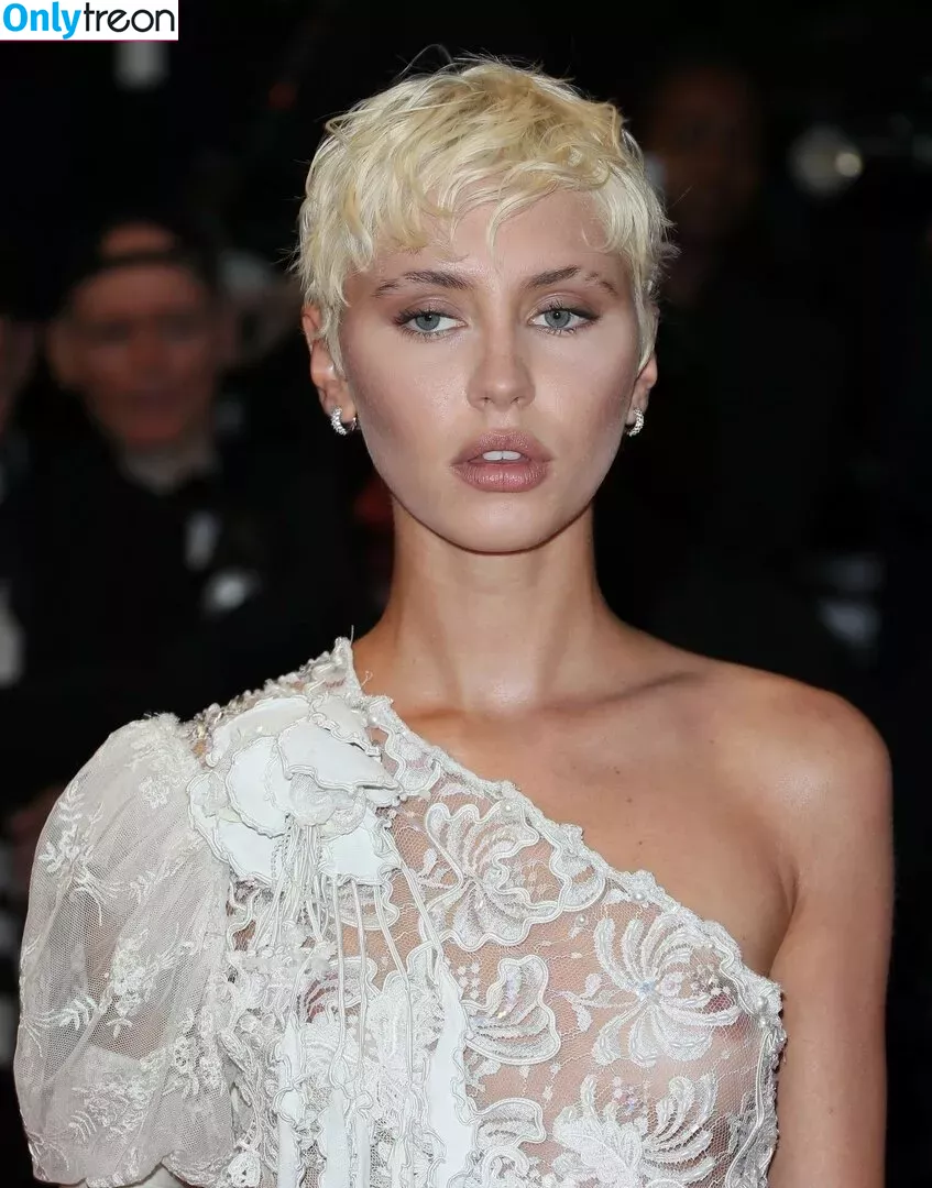 Iris Law nude photo #0048 (icelandicgirl69 / lirisaw)