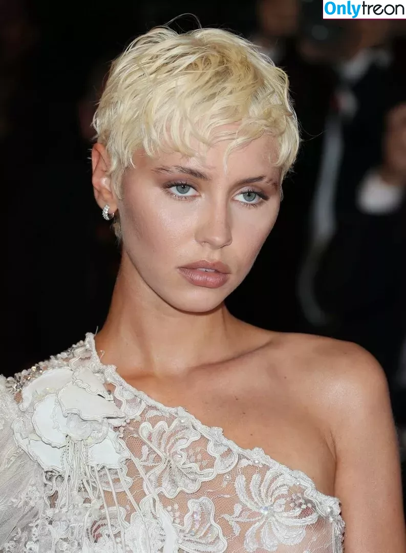 Iris Law nude photo #0049 (icelandicgirl69 / lirisaw)