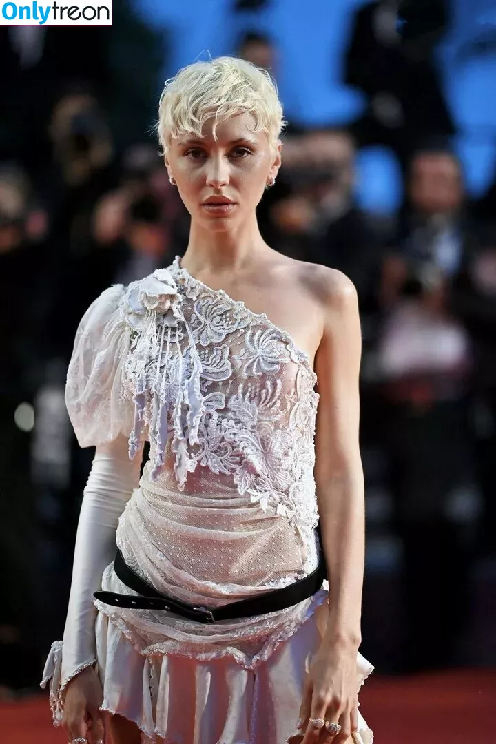 Iris Law nude photo #0052 (icelandicgirl69 / lirisaw)