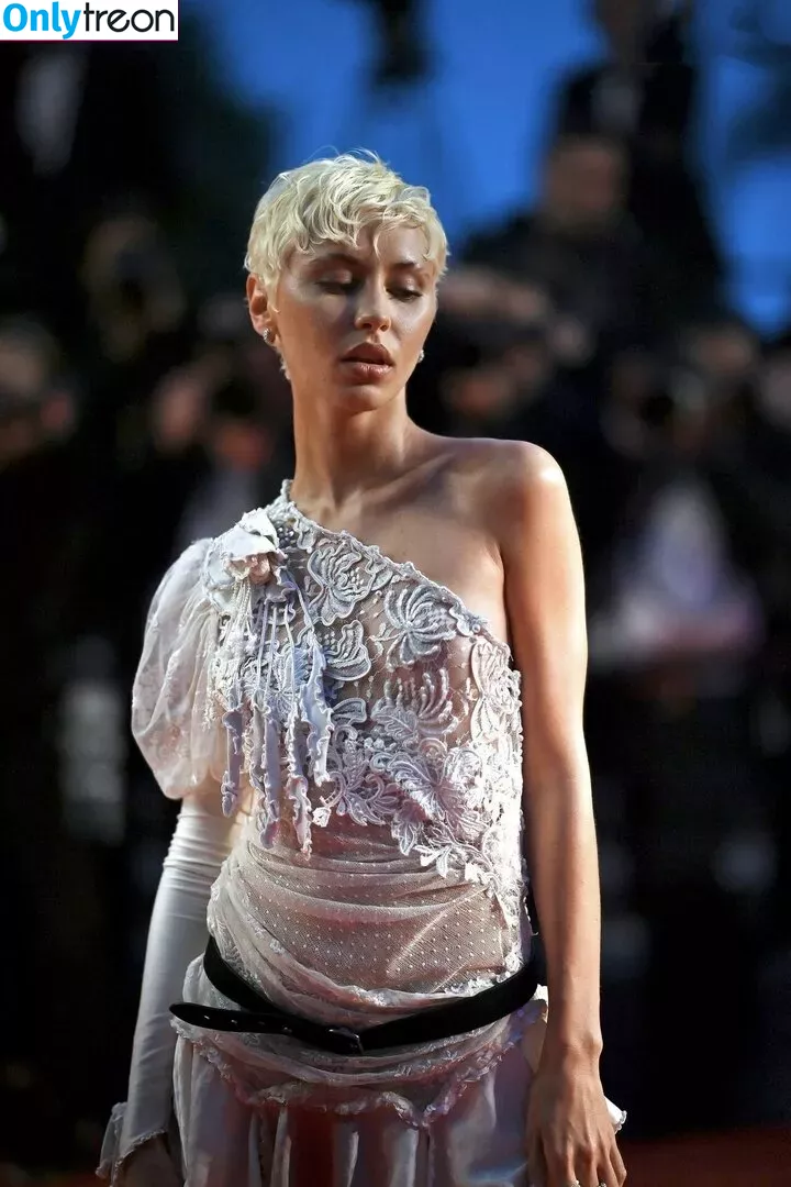 Iris Law nude photo #0053 (icelandicgirl69 / lirisaw)