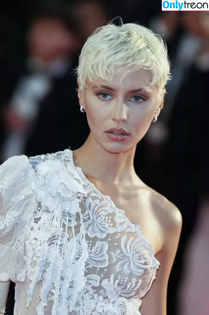 Iris Law nude photo #0056 (icelandicgirl69 / lirisaw)