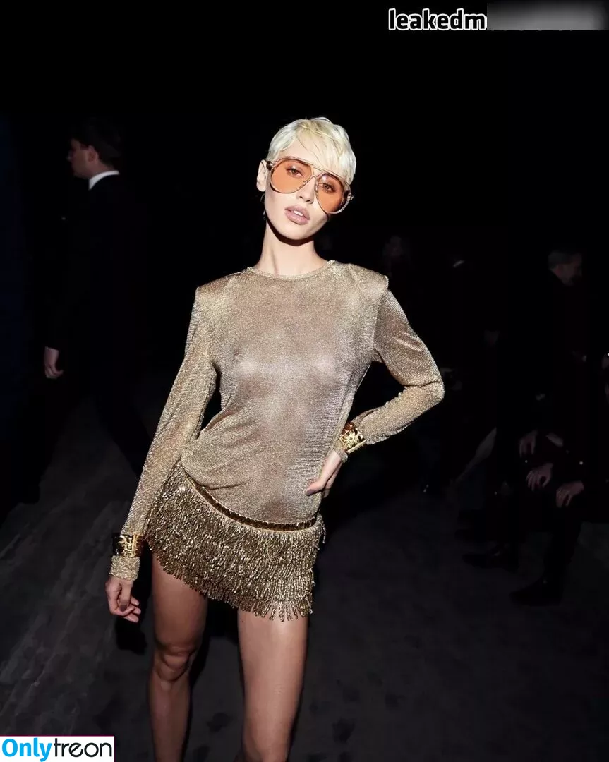 Iris Law nude photo #0062 (icelandicgirl69 / lirisaw)