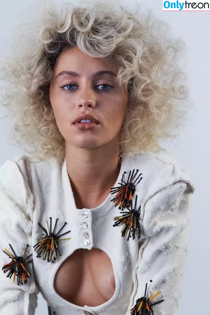 Iris Law nude photo #0064 (icelandicgirl69 / lirisaw)