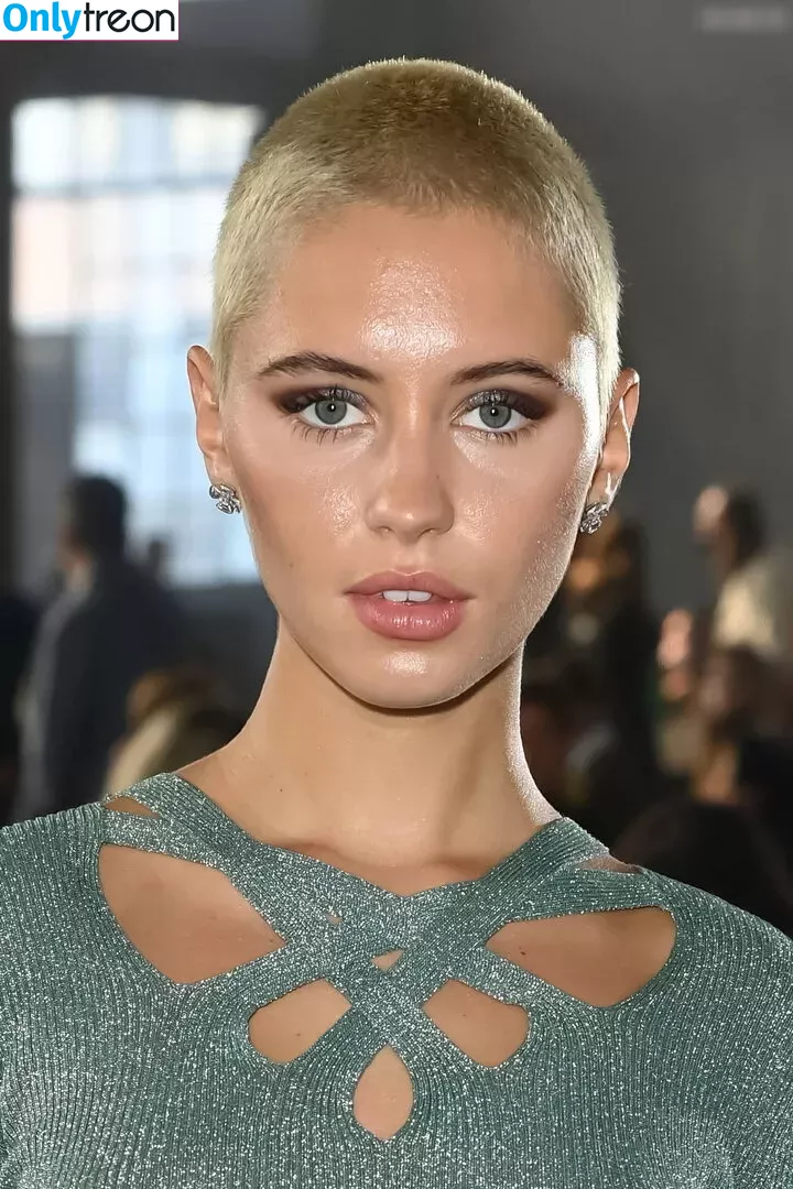 Iris Law nude photo #0086 (icelandicgirl69 / lirisaw)