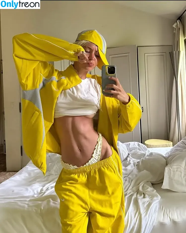 Iris Law nude photo #0288 (icelandicgirl69 / lirisaw)