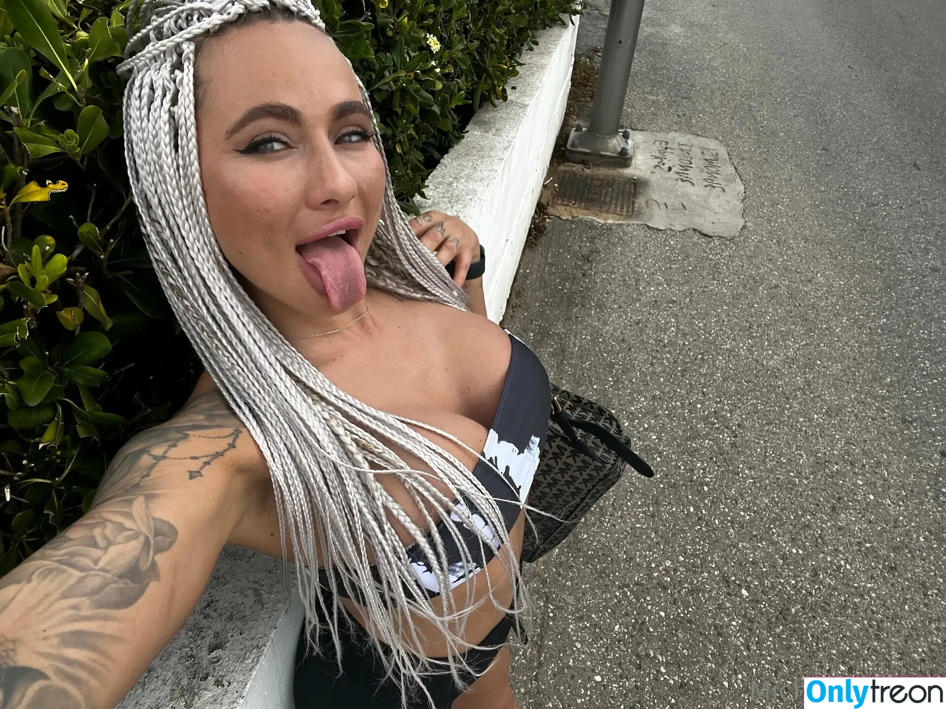 isizzu nude photo #0020 (michaela.isizzu.of)
