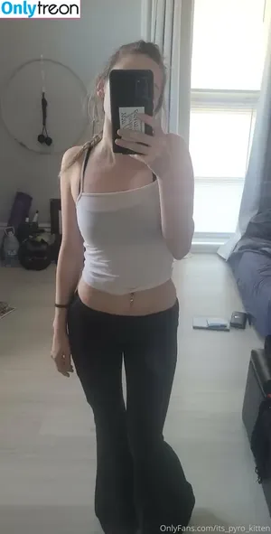 its_pyro_kitten / its.pyro.kitten nude photo #0003