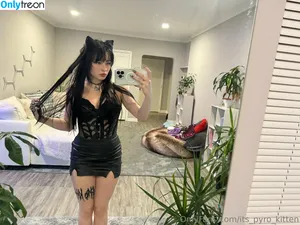 its_pyro_kitten / its.pyro.kitten nude photo #0058