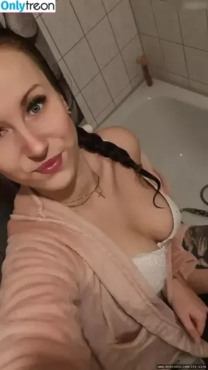 its-sina / positive_sinchen nude photo #0028