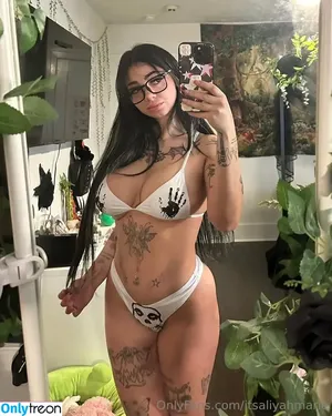 itsaliyahmarie / aliyah.marie.d nude photo #0001