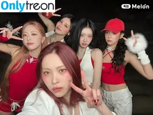 itzy.all.in.us / Shin Yu Na / Yuna ITZY / 유나 nude photo #0590